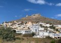 Leros Adası Rehberi: Yunan Adasında İtalyan Mimarisi 11 Leros Adası'nda Platanos kasabası ve tepedeki kale