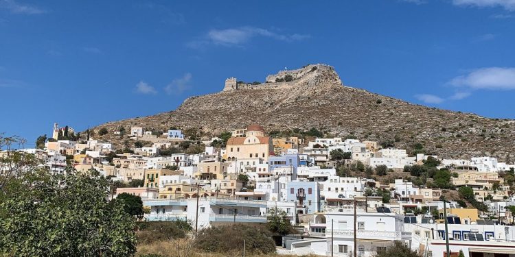 Leros Adası Rehberi: Yunan Adasında İtalyan Mimarisi 1 Leros Adası'nda Platanos kasabası ve tepedeki kale