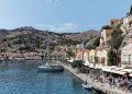 Symi adasinda Gialos limani ve yamactaki renkli neoklasik evler