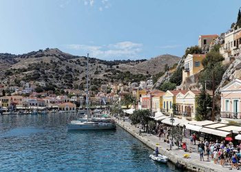 Symi adasinda Gialos limani ve yamactaki renkli neoklasik evler