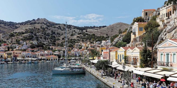 Symi Adası Rehberi: Rodos'tan Bir Saatlik Renkli Liman 1 Symi adasinda Gialos limani ve yamactaki renkli neoklasik evler