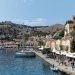 Symi Adası Rehberi: Rodos'tan Bir Saatlik Renkli Liman 9 Symi adasinda Gialos limani ve yamactaki renkli neoklasik evler