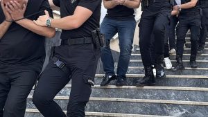 Vize randevusu soruşturmasında 37 tutuklama 57 Vize randevularını “bot” yazılımlarla toplu şekilde alarak vatandaşlara ücret karşılığında sattıkları iddia edilen şüphelilere yönelik soruşturmada 37 kişi tutuklandı