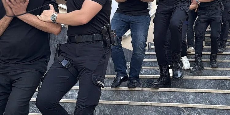 Vize randevusu soruşturmasında 37 tutuklama 1 Vize randevularını “bot” yazılımlarla toplu şekilde alarak vatandaşlara ücret karşılığında sattıkları iddia edilen şüphelilere yönelik soruşturmada 37 kişi tutuklandı