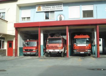 Selanik'te itfaiye istasyonunda hazir bekleyen yangin sondurme araclari