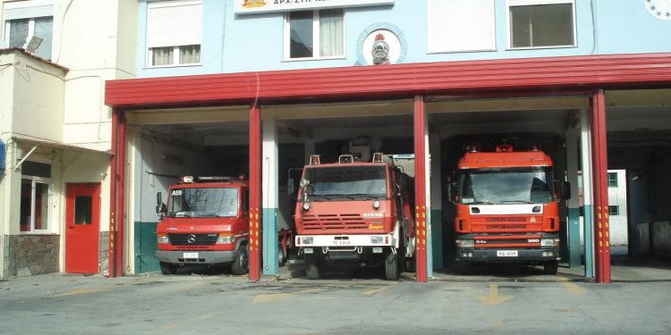 Selanik'te itfaiye istasyonunda hazir bekleyen yangin sondurme araclari