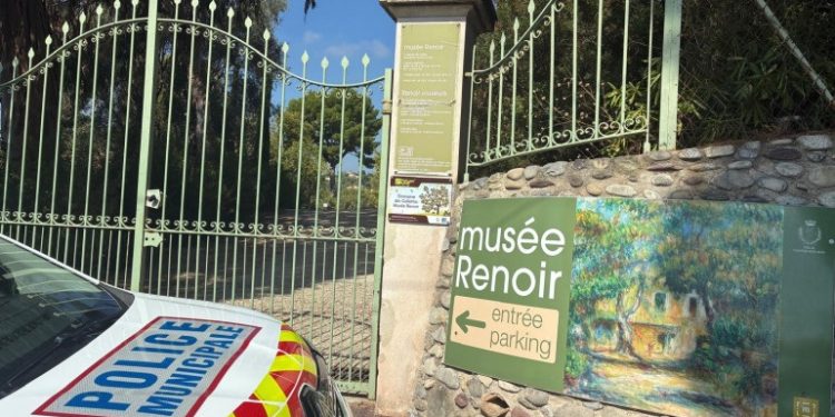 Fransa’da Renoir Müzesi soygunu! 10 milyon dolarlık sanat eserlerini çaldılar 1 Fransız Rivierası’ndaki Renoir Müzesi’ne sabahın erken saatlerinde giren iki kişi dört sanat eserini çaldı