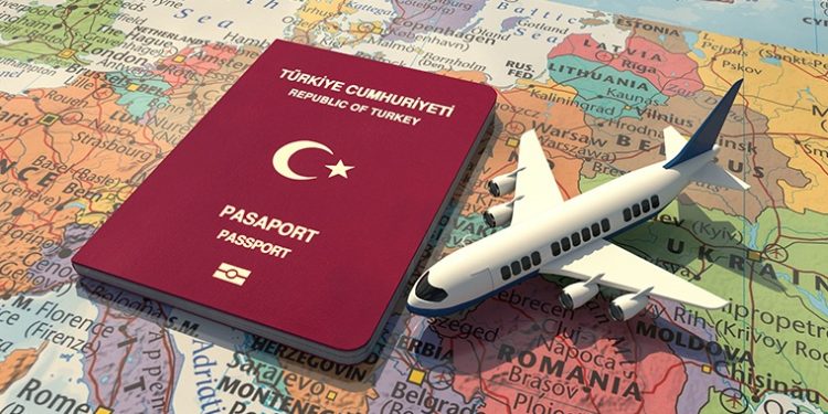 Schengen’de EES krizi büyüdü! 9 ülke parmak izi ve yüz taramasını erteledi 1 Schengen sınırlarında biyometrik kontrole geçiş için uygulanan Giriş-Çıkış Sistemi, havalimanlarında oluşan uzun kuyruklar ve teknik sorunlar nedeniyle sekteye uğradı.