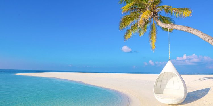Maldivler’in iki farklı yüzü: Fulidhoo’da yerel yaşam, Baa Atoll’da büyüleyici su altı dünyası 1 Maldivler yalnızca lüks tatil köyleri ve su üstü villalarından ibaret değil. Başkent Male’ye yakın Fulidhoo, yerel ada yaşamını deneyimlemek isteyenlere sakin bir rota sunarken UNESCO Biyosfer Rezervi Baa Atoll, manta vatozları, mercan resifleri ve onlarca dalış noktasıyla öne çıkıyor.