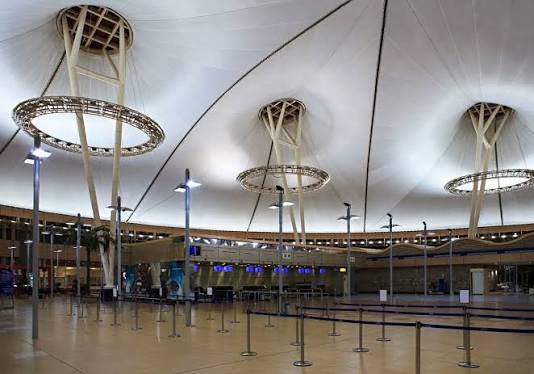 Sharm El Sheikh Vize İstiyor mu? Güncel Vize ve Giriş Şartları 2 Sharm El Sheikh vize istiyor mu? Sharm El Sheikh Havalimanı, Güney Sina bölgesine tatil amacıyla gelen uluslararası ziyaretçilerin önemli giriş noktalarından biri olarak hizmet veriyor.
